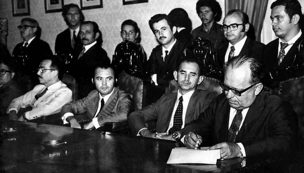 O convênio entre a Prefeitura de Maceió e a Sociedade Colégio Guido de Fontgalland foi assinado no dia 5 de outubro de 1974, no Salão de Despachos do Palácio Floriano Peixoto.